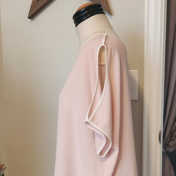 Vince Camuto Blouse ๐ - Picture 2 of 9